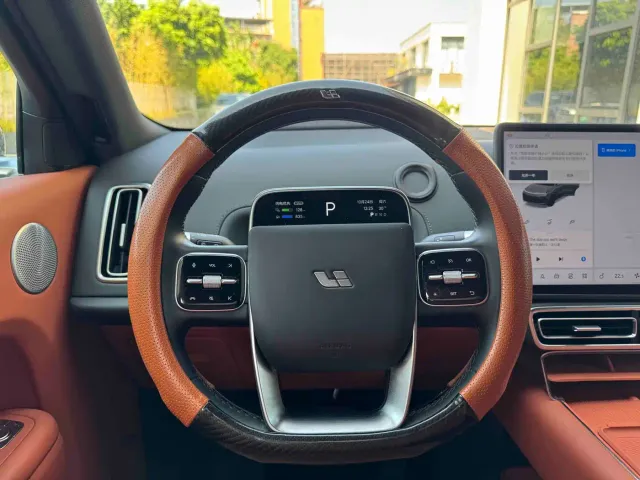 Li Auto L8 — Фото автомобиля 10