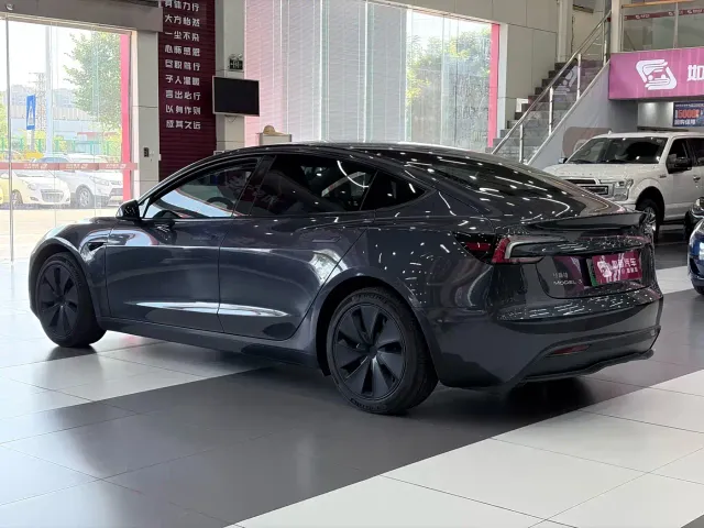 Tesla Model 3 — Фото автомобиля 5