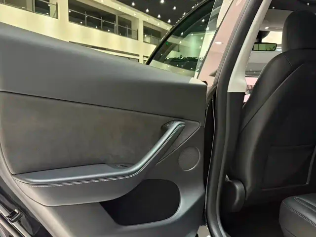Tesla Model Y — Фото автомобиля 9