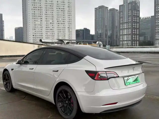 Tesla Model 3 — Фото автомобиля 4