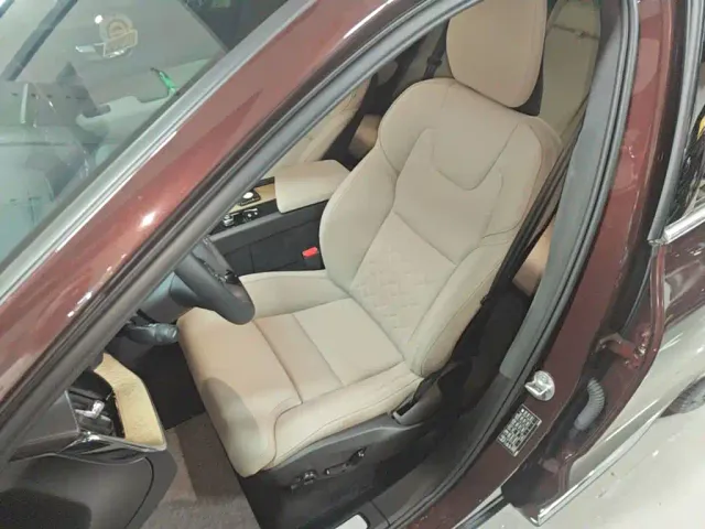 Volvo XC60 — Фото автомобиля 14