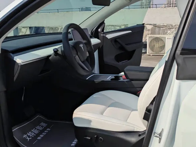 Tesla Model Y — Фото автомобиля 8