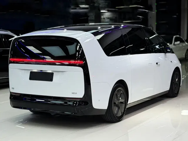 Li Auto MEGA — Фото автомобиля 16
