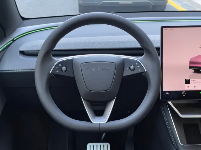Tesla Model Y — Фото автомобиля 8