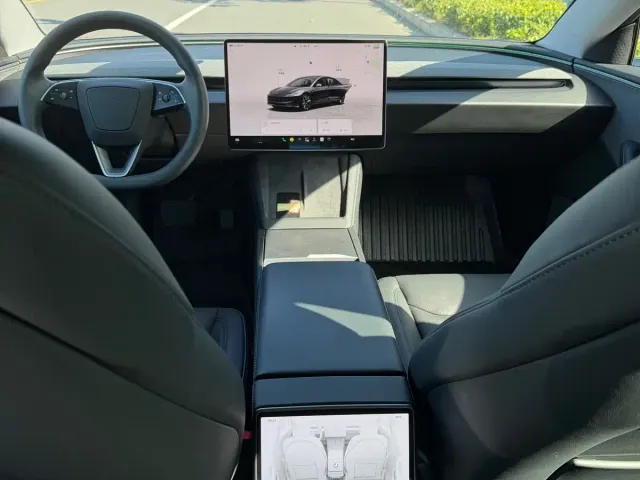 Tesla Model 3 — Фото автомобиля 8