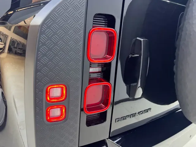 Land Rover Defender — Фото автомобиля 13