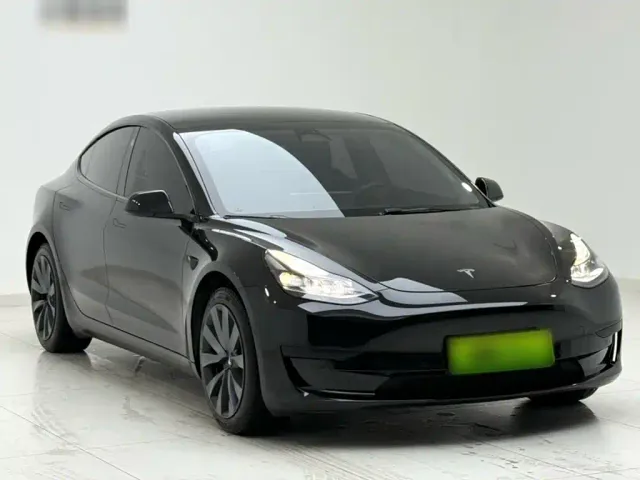 Tesla Model 3 — Фото автомобиля 4