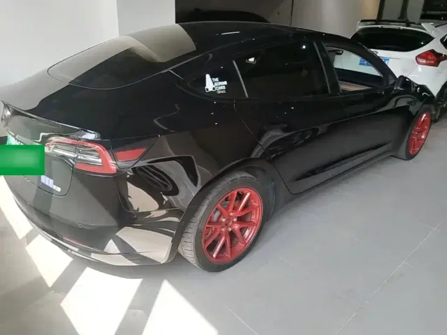 Tesla Model 3 — Фото автомобиля 6