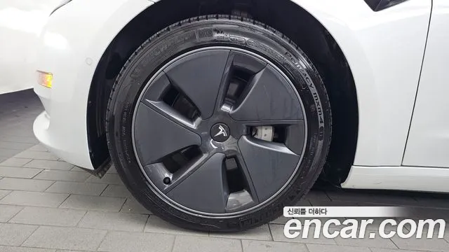 Tesla Model 3 — Фото автомобиля 5