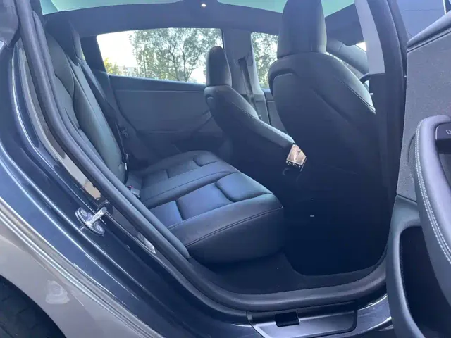 Tesla Model 3 — Фото автомобиля 10
