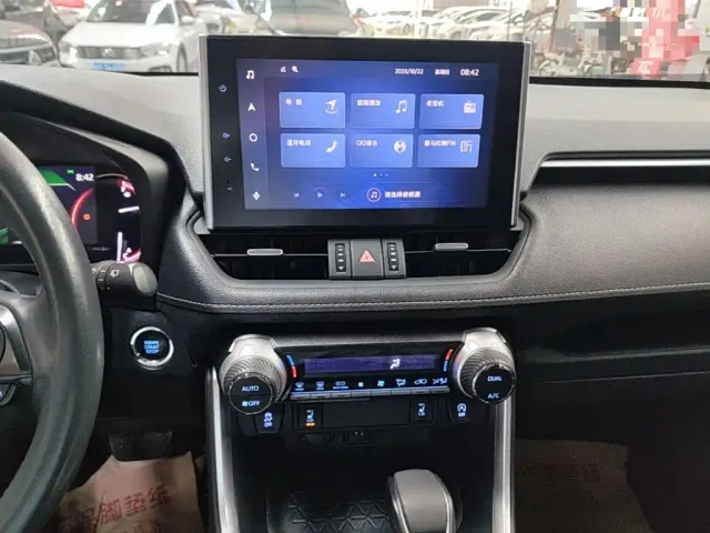 Toyota RAV4 — Фото автомобиля 12
