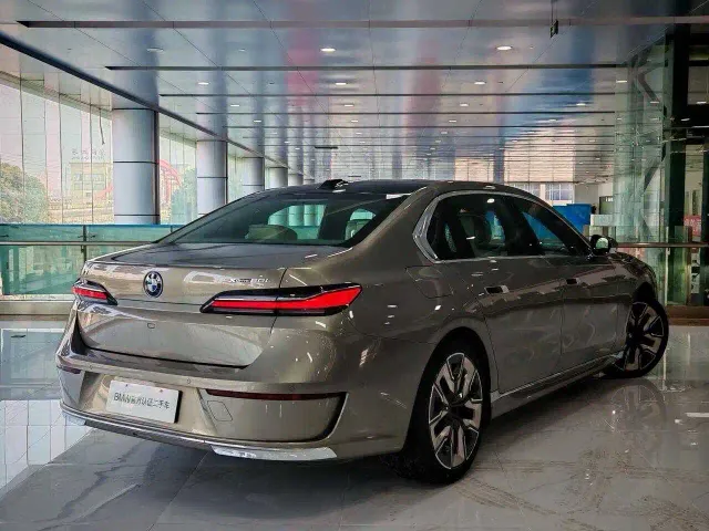 BMW i7 — Фото автомобиля 4