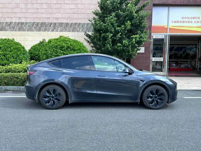 Tesla Model Y — Фото автомобиля 4