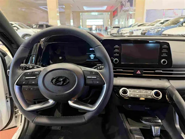 Hyundai Elantra — Фото автомобиля 12