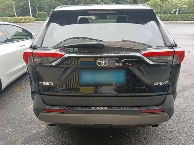 Toyota RAV4 — Фото автомобиля 5