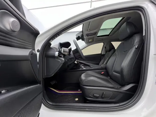 Hyundai Elantra 2022 1.5L CVT LUX Premium Edition — Фото автомобиля 11