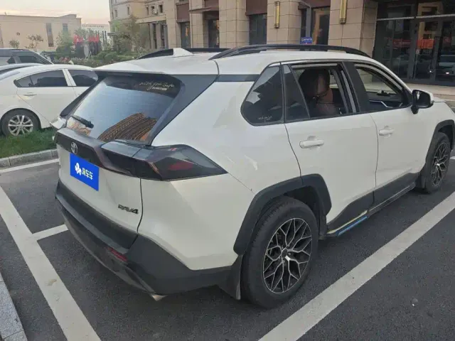 Toyota RAV4 — Фото автомобиля 3