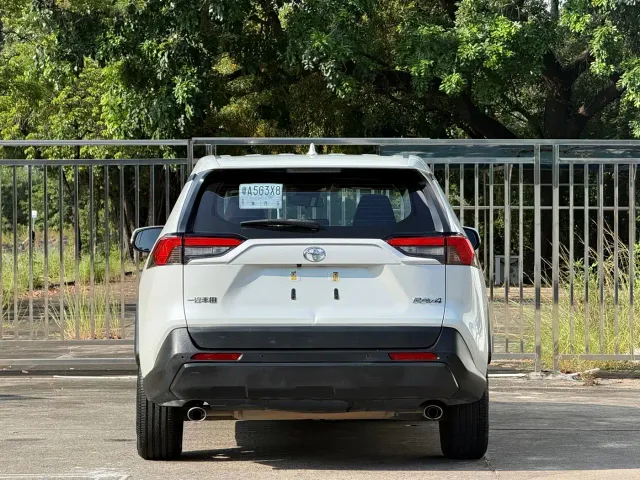 Toyota RAV4 — Фото автомобиля 4