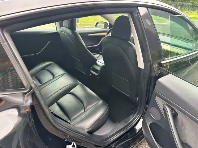 Tesla Model 3 — Фото автомобиля 6