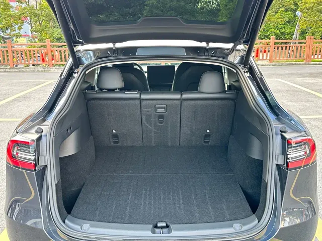 Tesla Model Y — Фото автомобиля 18