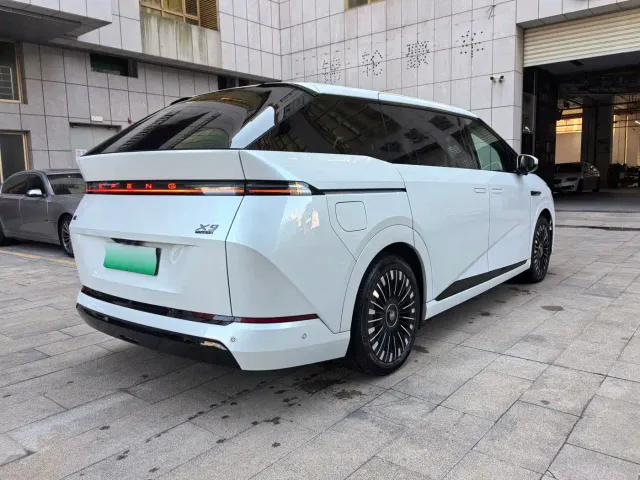 Xpeng X9 — Фото автомобиля 8