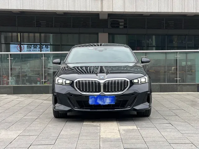 BMW 5 Series — Фото автомобиля 2