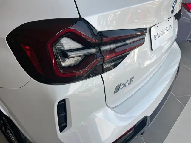 BMW iX3 — Фото автомобиля 8
