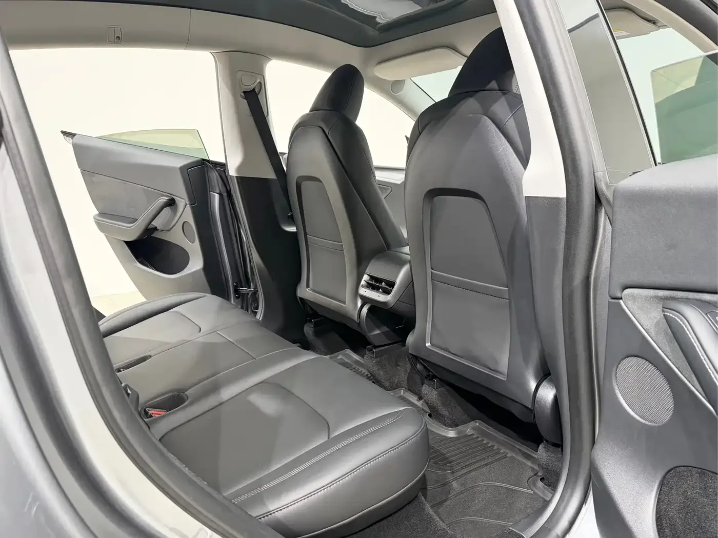 Tesla Model Y 2024 Rear-Wheel Drive Version — Фото автомобиля 10