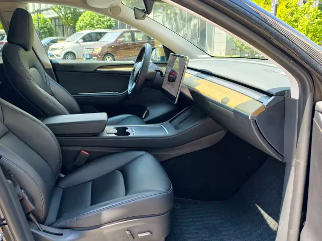 Tesla Model Y — Фото автомобиля 17