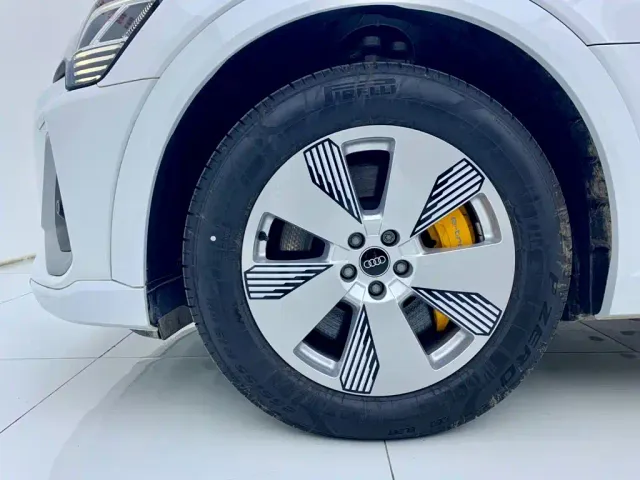 Audi e-tron — Фото автомобиля 7
