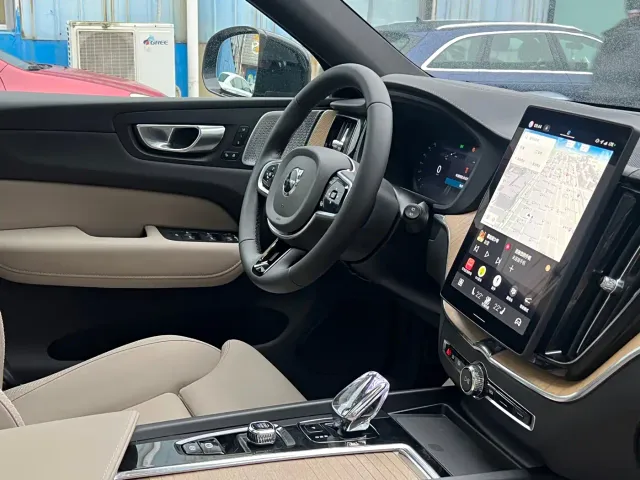 Volvo XC60 — Фото автомобиля 5