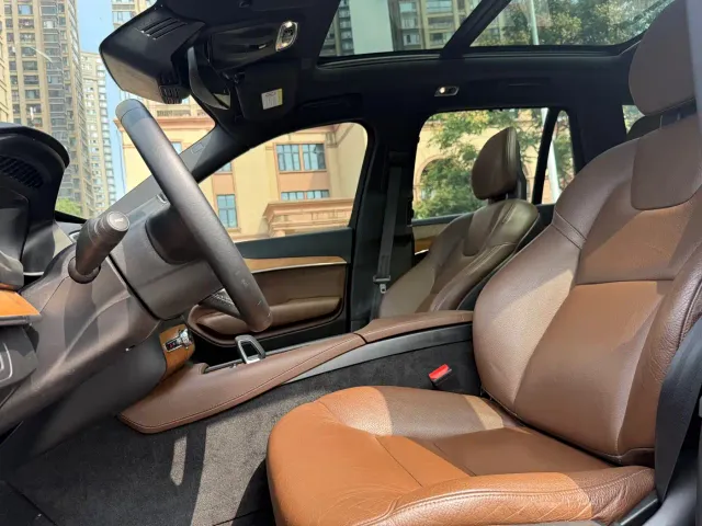 Volvo XC90 — Фото автомобиля 9