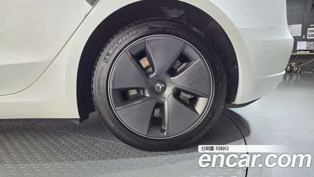 Tesla Model 3 — Фото автомобиля 21