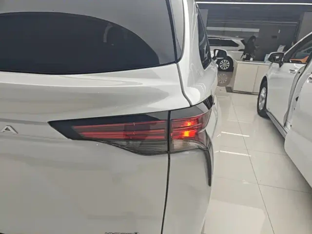 Toyota Granvia 2022 2.5L Hybrid Premium Edition — Фото автомобиля 7