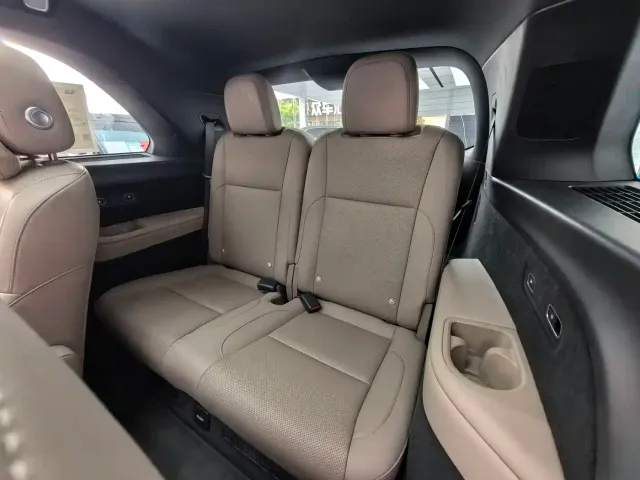 Li Auto L8 — Фото автомобиля 13