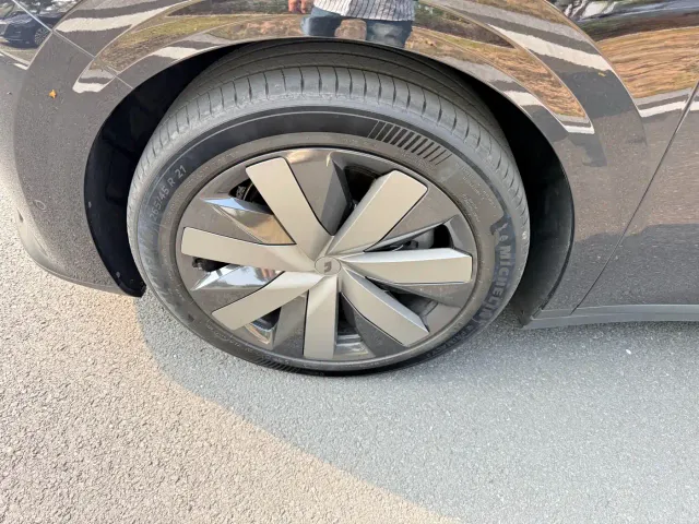 Li Auto i8 — Фото автомобиля 9