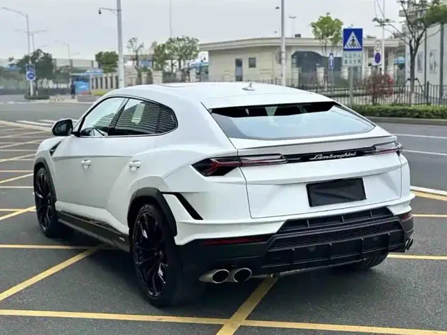 Lamborghini Urus — Фото автомобиля 3
