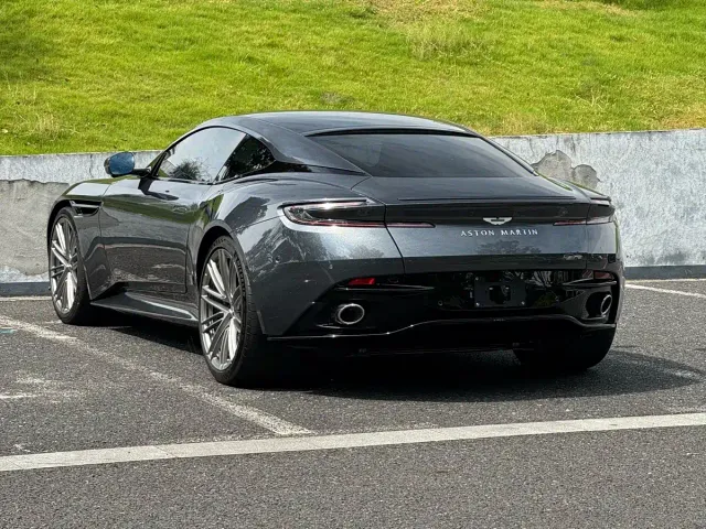 Aston Martin DB12 — Фото автомобиля 11