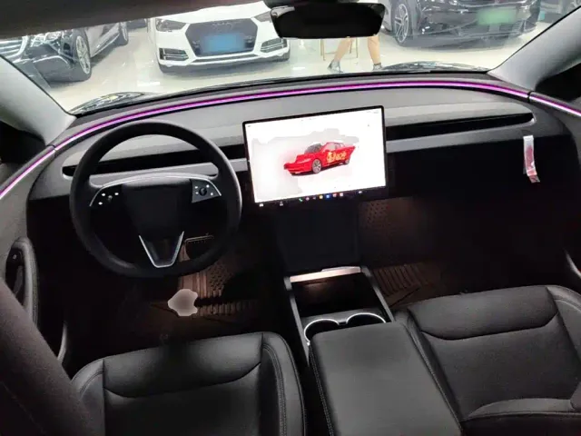 Tesla Model 3 — Фото автомобиля 9
