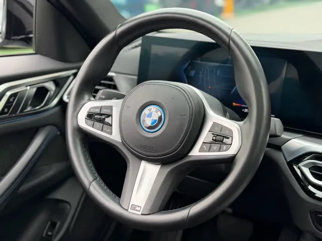 BMW i4 — Фото автомобиля 9