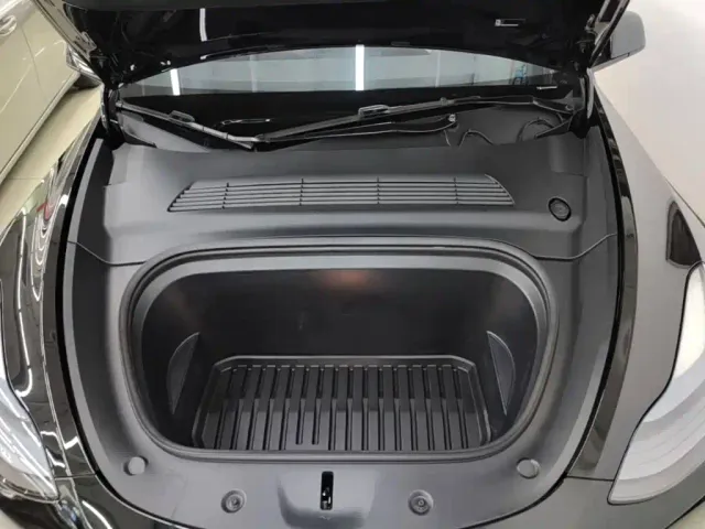 Tesla Model Y — Фото автомобиля 19