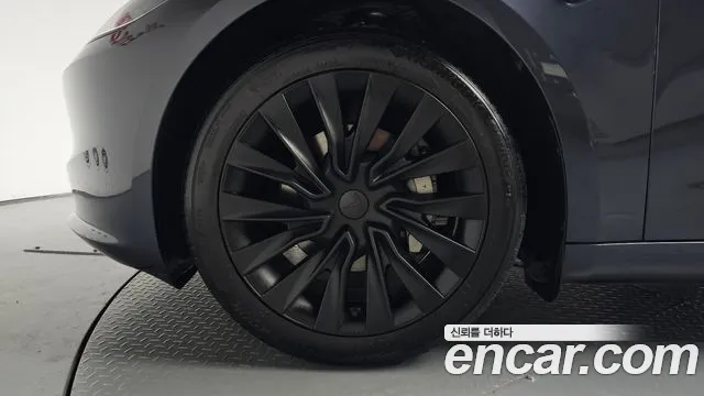 Tesla Model 3 — Фото автомобиля 5