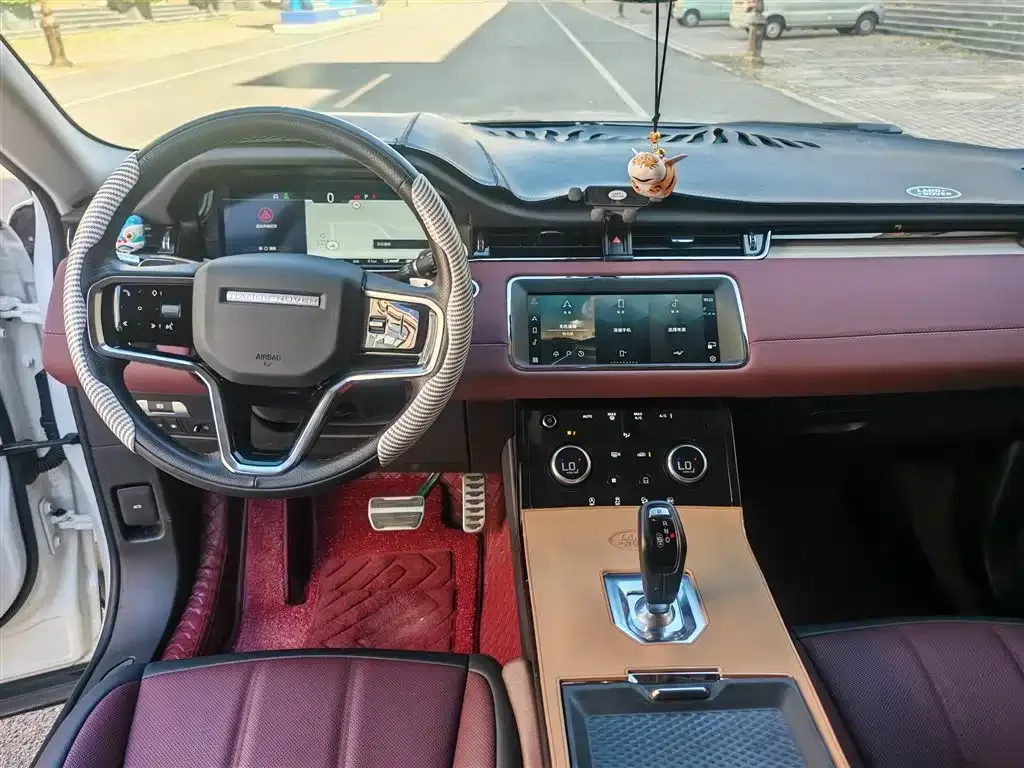 Land Rover Range Rover Evoque New Energy 2022 Range Rover Evoque L P300e Plug-in Hybrid — Фото автомобиля 8