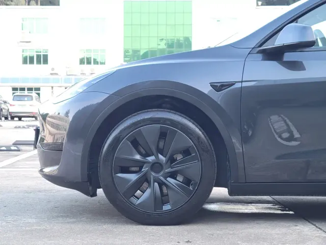 Tesla Model Y — Фото автомобиля 18