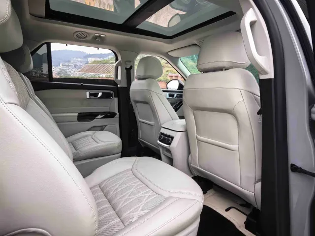Ford Explorer — Фото автомобиля 27
