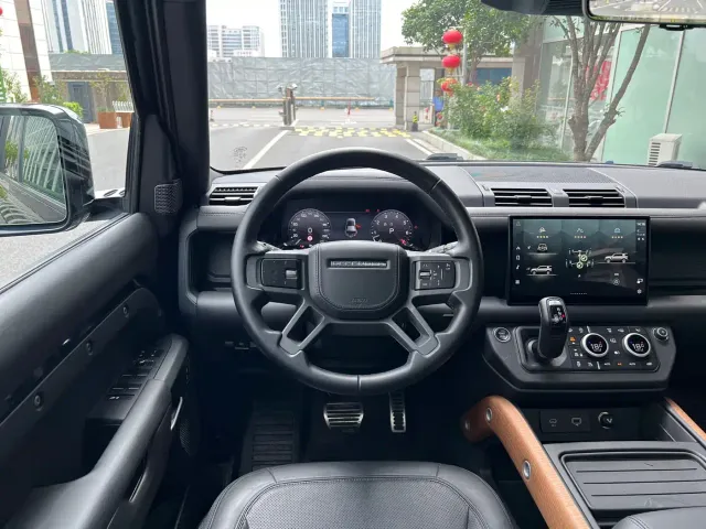 Land Rover Defender — Фото автомобиля 9