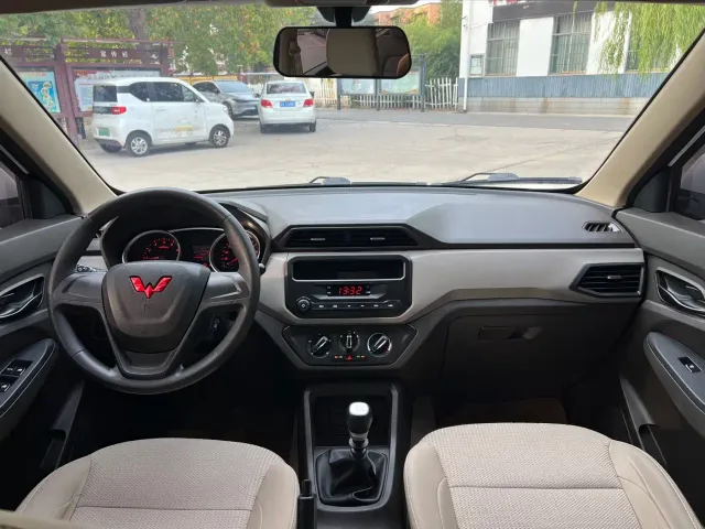 Wuling Hongguang — Фото автомобиля 21