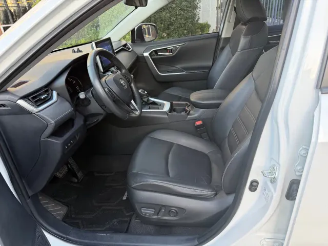 Toyota RAV4 — Фото автомобиля 3