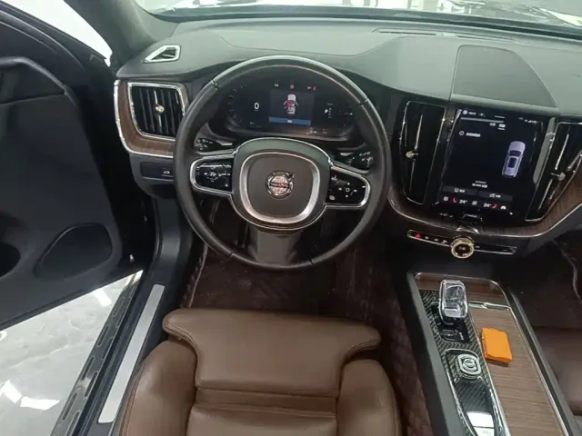 Volvo XC60 — Фото автомобиля 10
