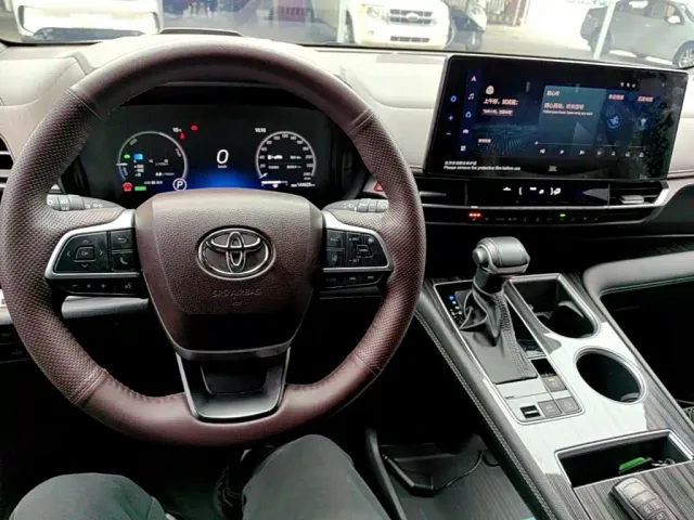 Toyota Sienna — Фото автомобиля 9